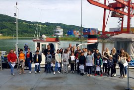 Webbild - Gruppenbild alljährliche Bootsfahrt als Abschlussveranstaltung des Mentoring – Projekts NIGHTINGALE