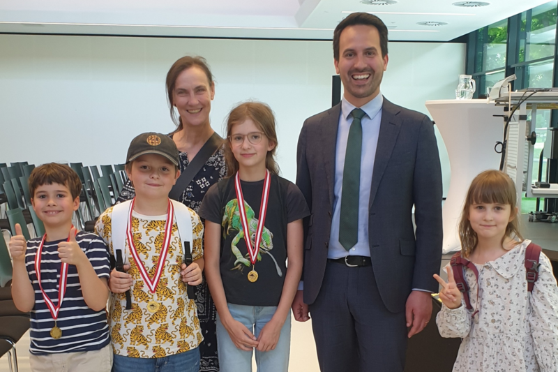 Foto der Siegerinnen mit Minister Wiederkehr